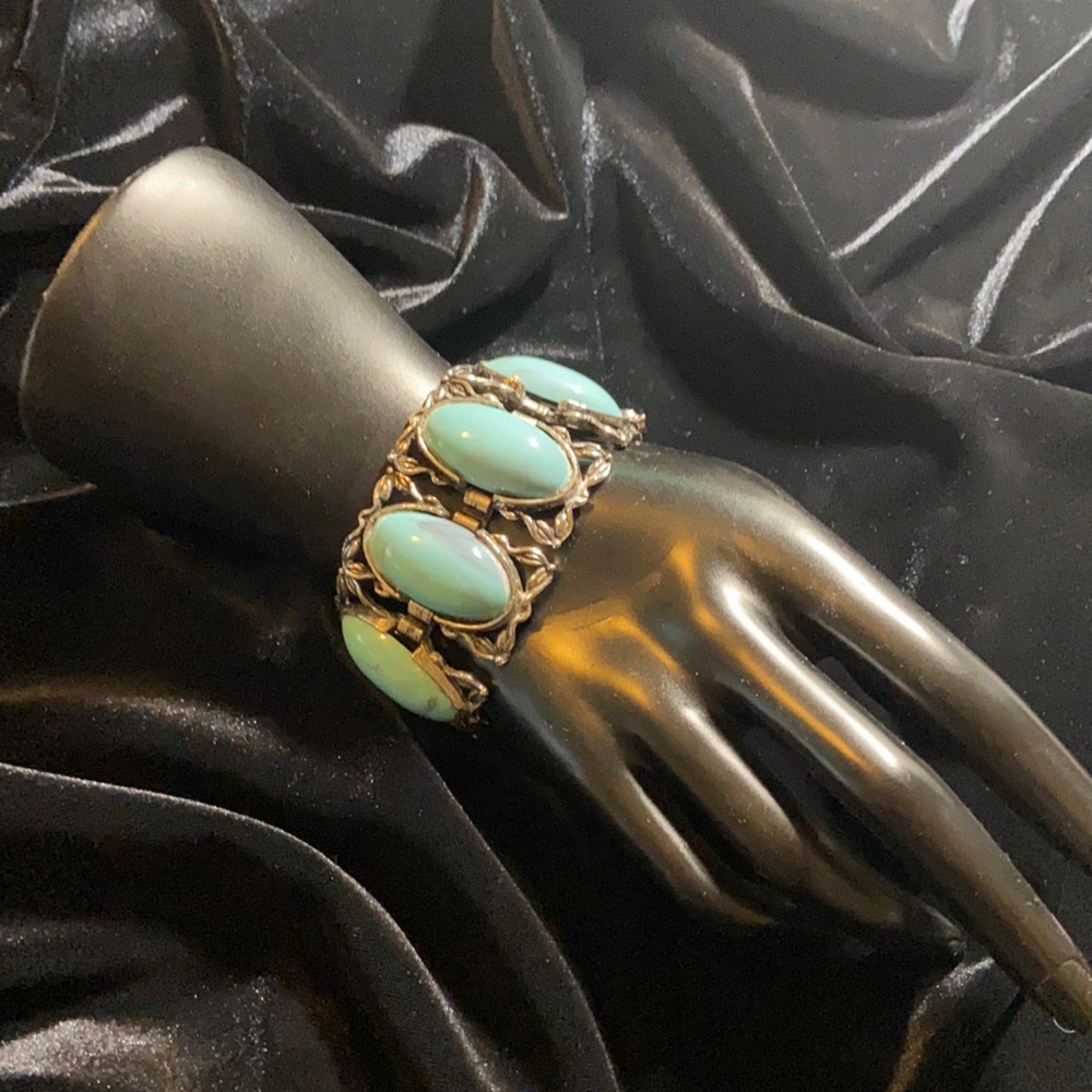 🦋Vintage KARU -Faux Turquoise Cabochon Bracelet. 🦋
